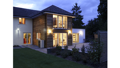Hitachi airH2O 800 M utomhusdel vid modern villa i kvällsbelysning