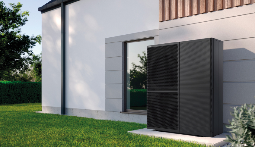 Panasonic Aquarea M-serie utomhusdel monterad vid villa