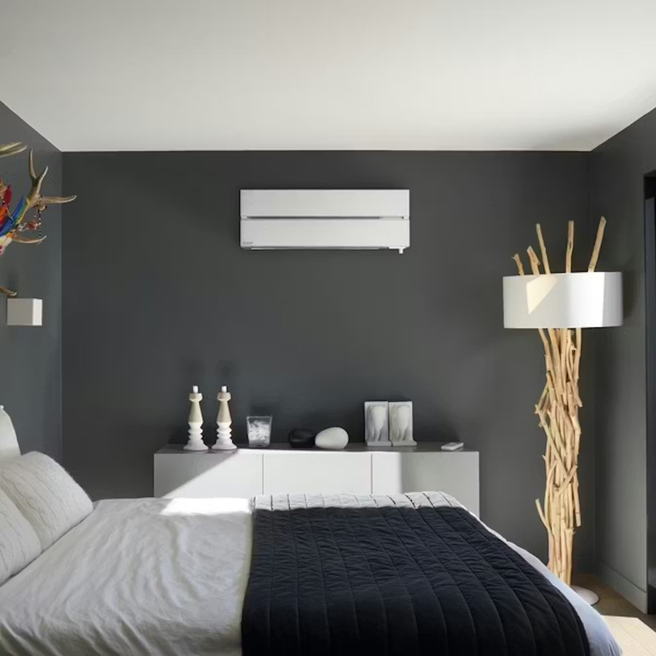 Mitsubishi Electric Hero monterad i modernt sovrum