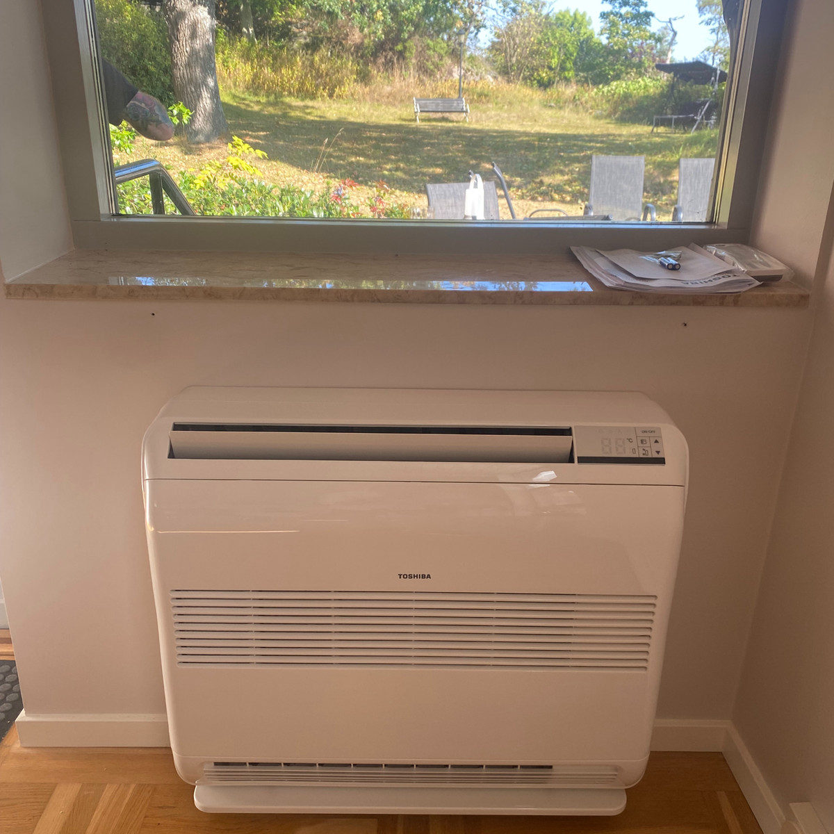 Toshiba Golvmodell under fönsterkarm