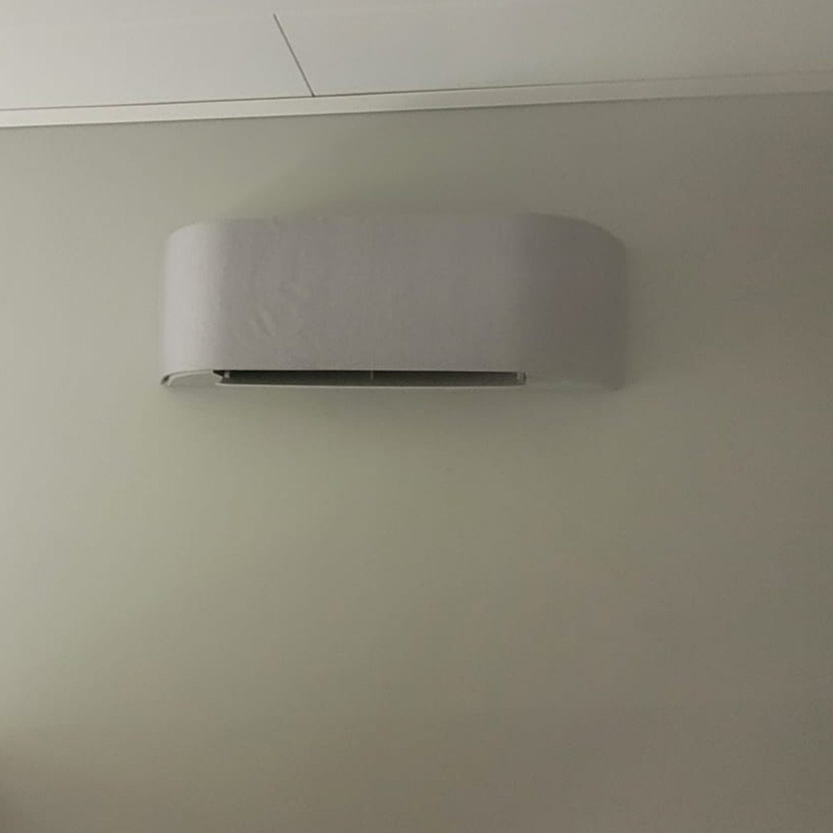 Toshiba Haori utedel placerad under balkong