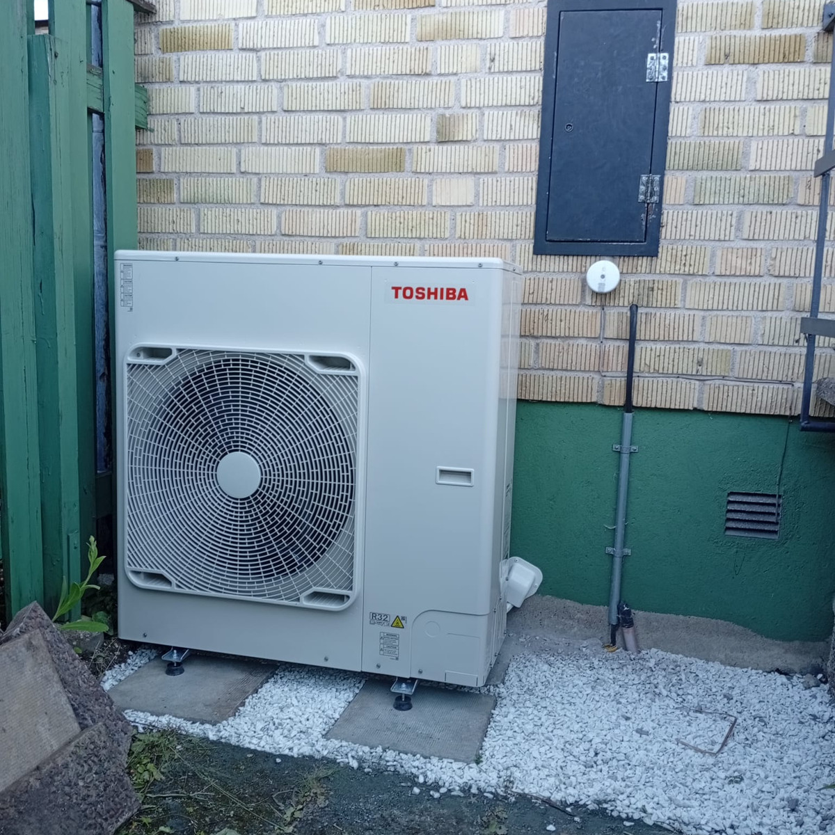 Toshiba Estia luft-vattenvärmepump utanför hus