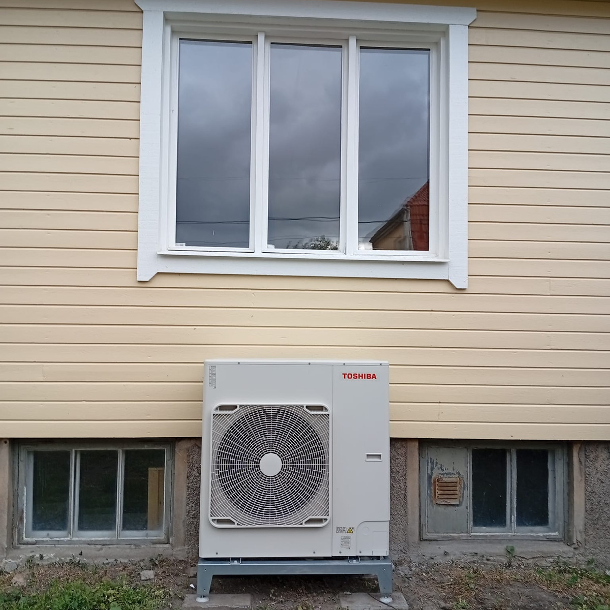 Toshiba Estia luft-vattenvärmepump utanför hus