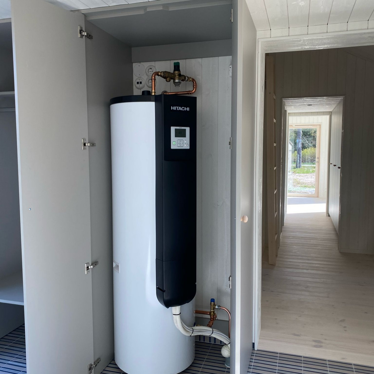 Hitachi Yutampo värmepumpsberedare i sommarhus