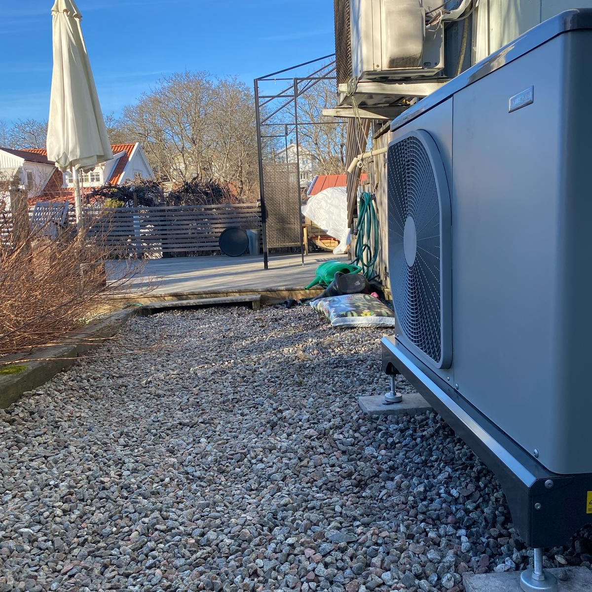 Nibe F2050 luft-vattenvärmepump på grus