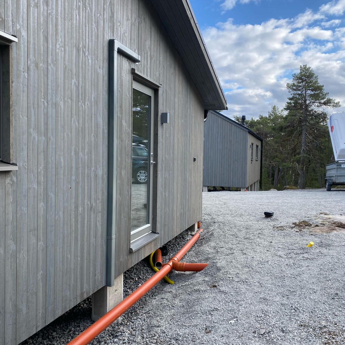 Svart kanalkåpa med rör för köldmedium och kondensvatten