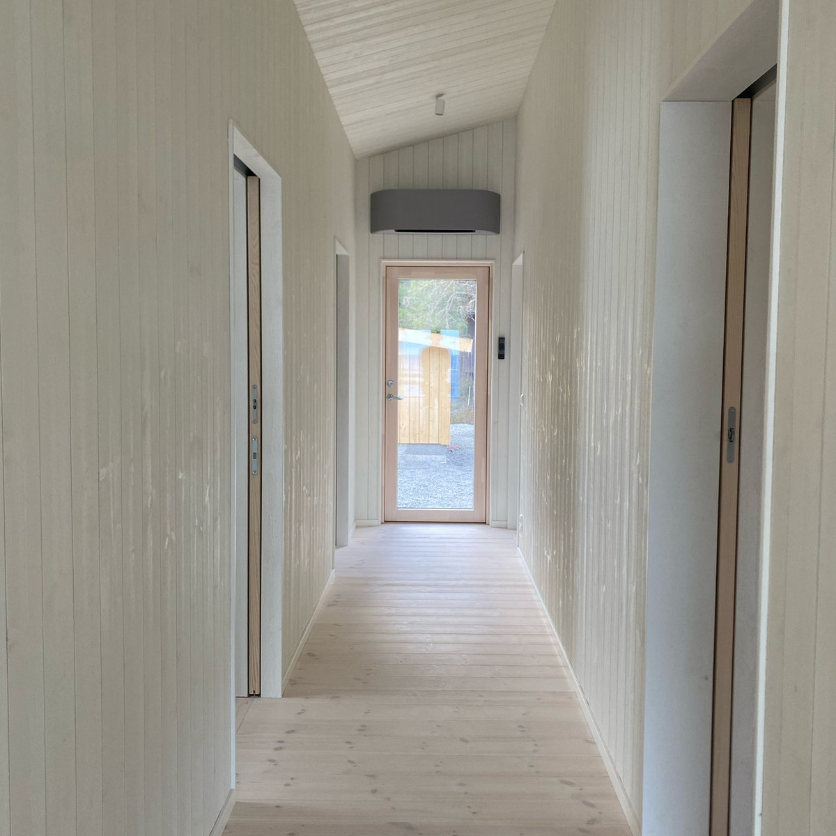 Grå Haori luftvärmepump i sommarhus